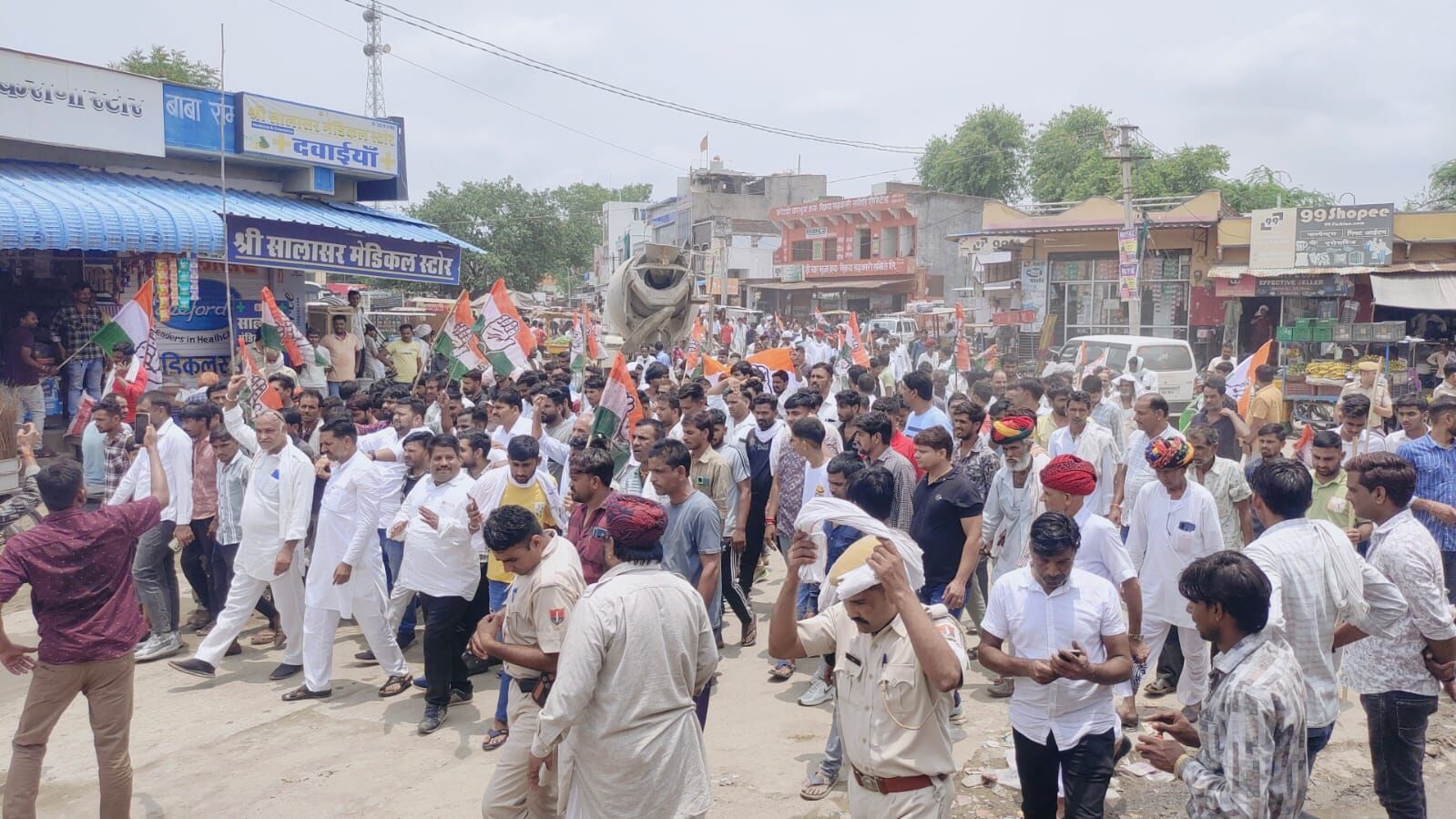 विरोध प्रदर्शन में शामिल लोग एसडीएम कार्यालय की ओर जाते हुए विरोध प्रदर्शन में शामिल लोग एसडीएम कार्यालय की ओर जाते हुए