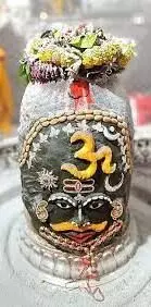 भस्म आरती में बाबा महाकाल ने दिया शांति का संदेश, मस्तक पर लगाया ॐ, सूर्य, चंद्र और त्रिपुंड का श्रृंगार भस्म आरती में बाबा महाकाल ने दिया शांति का संदेश, मस्तक पर लगाया ॐ, सूर्य, चंद्र और त्रिपुंड का श्रृंगार