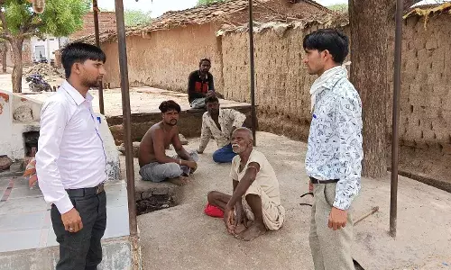 घर-घर फिजिकल कनेक्शन काउंटिंग कर ग्रामीणों से पूछी पानी की समस्या