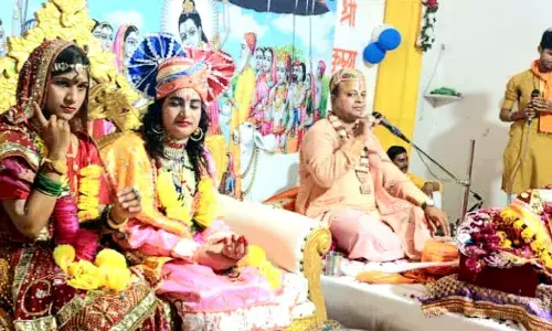 प्रेम के खातिर प्रभु भक्तों के अधीन हो जाते हैं प्रेम के खातिर प्रभु भक्तों के अधीन हो जाते हैं