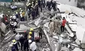 सूरत में 6 मंजिला  भवन गिरा,15 से ज्यादा घायल:कई  लोगों को मलबे में दबे होने की आशंका