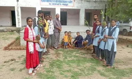धनोप विद्यालय में पौधा रोपण किया