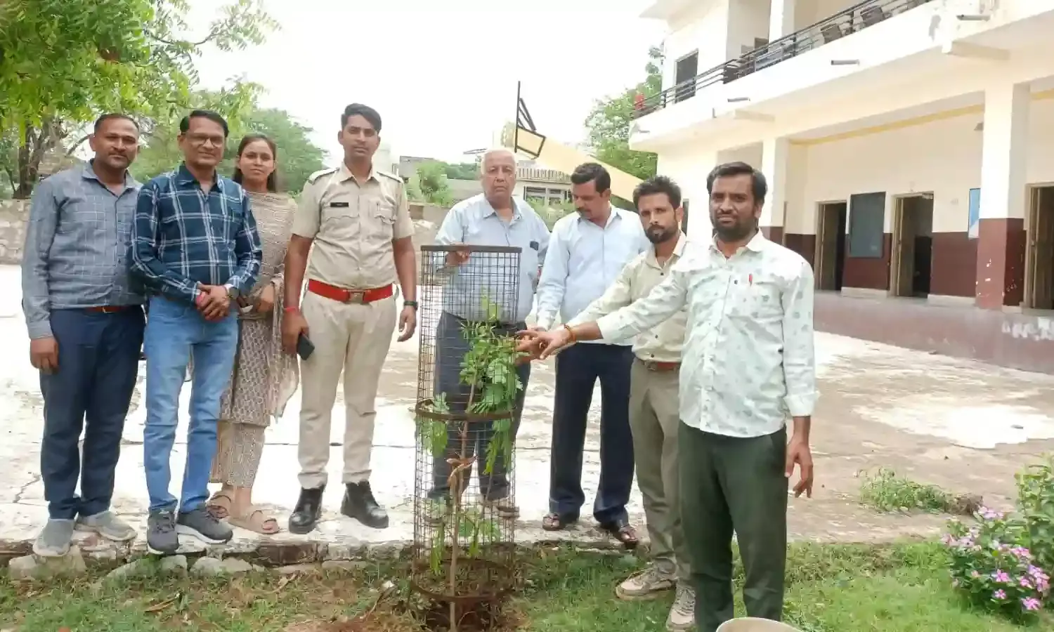 प्राकृतिक चेतना के निमित विद्यालय में किया वृक्षारोपण कार्यक्रम
