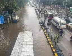 भारी बारिश के कारण मुंबई सहित कई जगहों पर स्कूल-कॉलेज बंद. भारी बारिश के कारण मुंबई सहित कई जगहों पर स्कूल-कॉलेज बंद.