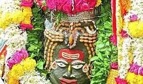 उज्जैन में भस्म आरती के बाद वैष्णव तिलक से सजाए गए बाबा महाकाल, मस्तक पर चंद्रमा, बेलपत्र की माला से शृंगार उज्जैन में भस्म आरती के बाद वैष्णव तिलक से सजाए गए बाबा महाकाल, मस्तक पर चंद्रमा, बेलपत्र की माला से शृंगार