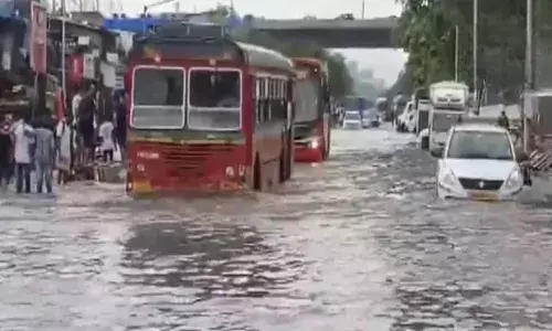 मुंबई में मूसलाधार बारिश से सड़कें बनीं दरिया,  स्कूलों में छुट्टी घोषित
