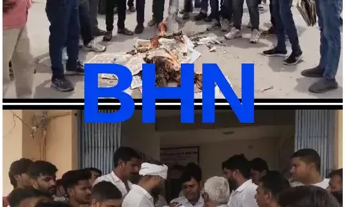 सीता देवी के निलंबन का आसींद में विरोध, फूंका पुतला, एसडीएम को सौंपा ज्ञापन