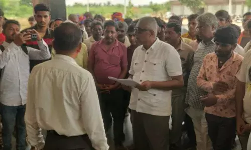 बड़लियास थाना प्रभारी व पुलिस जाब्ते ने होटल संचालक व भाई से की मारपीट, कार्रवाई की मांग को लेकर ग्रामीणों का तहसील कार्यालय पर प्रदर्शन, सौंपा ज्ञापन