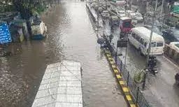 भारी बारिश के कारण मुंबई सहित कई जगहों पर स्कूल-कॉलेज बंद.