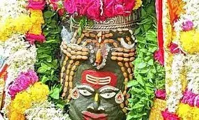 उज्जैन में भस्म आरती के बाद वैष्णव तिलक से सजाए गए बाबा महाकाल, मस्तक पर चंद्रमा, बेलपत्र की माला से शृंगार