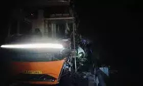 पूर्वांचल एक्सप्रेसवे पर दर्दनाक हादसा:अज्ञात वाहन से टकराई प्राइवेट बस, हादस में पांच लोगों की मौत पूर्वांचल एक्सप्रेसवे पर दर्दनाक हादसा:अज्ञात वाहन से टकराई प्राइवेट बस, हादस में पांच लोगों की मौत