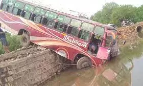 बरातियों से भरी बस अनियंत्रित होकर पुलिया पर लटकी, टला बड़ा हादसा बरातियों से भरी बस अनियंत्रित होकर पुलिया पर लटकी, टला बड़ा हादसा