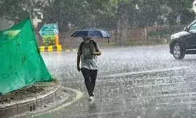 दिल्ली -एनसीआर में झमाझम बारिश से बदला मौसम, उमस से लोगों को मिली राहत,कई जगह हुआ जलभराव,बढ़ी परेशानी दिल्ली -एनसीआर में झमाझम बारिश से बदला मौसम, उमस से लोगों को मिली राहत,कई जगह हुआ जलभराव,बढ़ी परेशानी