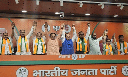 दिल्ली में बड़ी सियासी हलचल, AAP के विधायक, पार्षद और पूर्व मंत्री राजकुमार आनंद समेत कई नेता बीजेपी में शामिल दिल्ली में बड़ी सियासी हलचल, AAP के विधायक, पार्षद और पूर्व मंत्री राजकुमार आनंद समेत कई नेता बीजेपी में शामिल