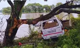 नर्मदापुरम में भीषण सड़क हादसा, पेड़ से टकराई अनियंत्रित कार, पांच लोगों की ,छह घायल