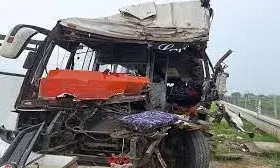 उन्नाव के बाद हाथरस के सिकंदराराऊ में हादसा ,बस-कैंटर की टक्कर में दो की मौत और 38 घायल उन्नाव के बाद हाथरस के सिकंदराराऊ में हादसा ,बस-कैंटर की टक्कर में दो की मौत और 38 घायल