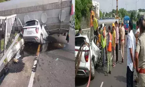 कार पर पलटा पेट्रोल से भरा टैंकर,  चार की मौत, शव गाड़ी में ही बुरी तरह चिपके