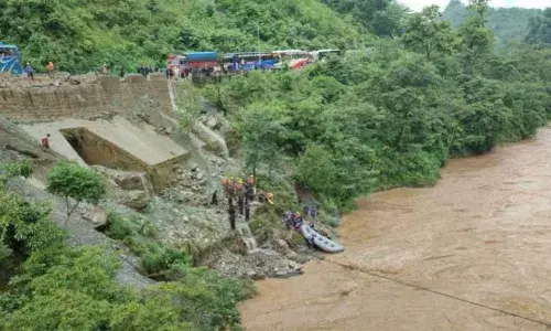 नेपाल में बड़ा हादसा, लैंडस्लाइड के बाद नदी में बह गईं दो बसें, 7 भारतीयों की मौत... 50 से ज्यादा लापता