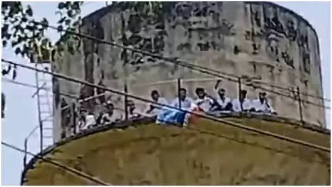 छात्र संघ चुनाव की मांग, एनएसयूआई कार्यकर्ताओं ने पानी की टंकी पर चढ़कर किया प्रदर्शन छात्र संघ चुनाव की मांग, एनएसयूआई कार्यकर्ताओं ने पानी की टंकी पर चढ़कर किया प्रदर्शन
