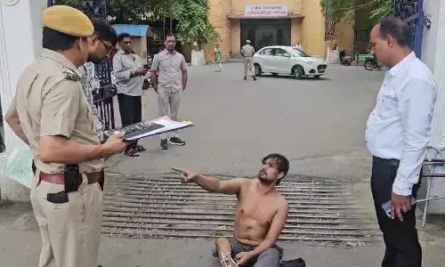 पत्नी के प्रेमी ने  मारपीट कर तोड़ दी टांग, पुलिस पर कार्यवाही नहीं  करने का  पीड़ित युवक ने लगाया आरोप