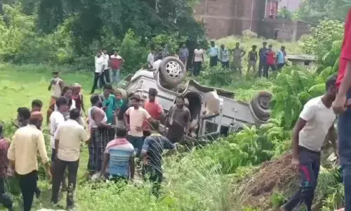 बोलेरो ने बाइक को मारी टक्कर, हादसे में बच्ची समेत तीन की मौत, 6 घायल