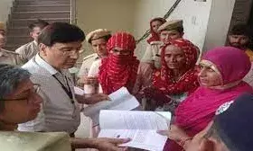 हिस्ट्रीशीटर की मां ने बुलडोजर नहीं चलाने के लिए ज्ञापन सौंपा