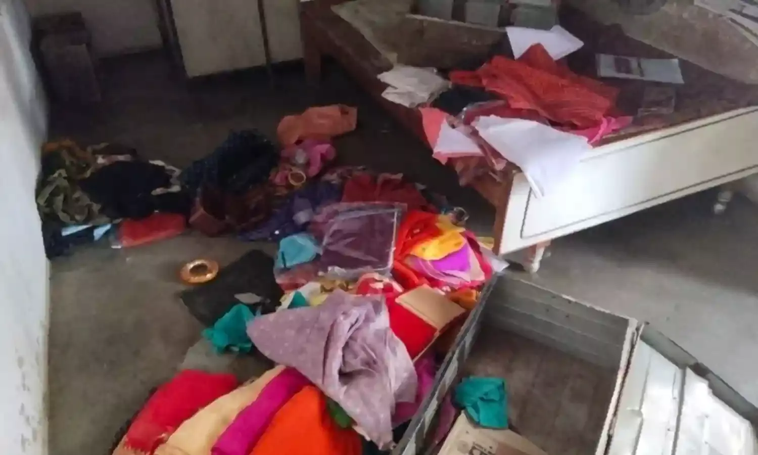 दिनदहाड़े सूने घर पर चोरों ने बोला धावा, नकदी व सोने-चांदी की ज्वैलरी ले उड़े, ग्रामीणों में दहशत