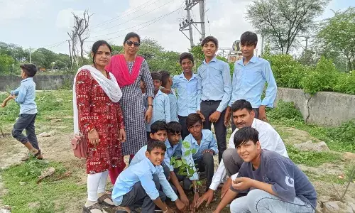 पौधारोपण कर विद्यालय को हरा भरा करने का लिया संकल्प