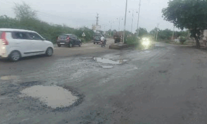 सडक़ों पर चलें जरा संभलकर...बड़े गड्ढे इस राह में