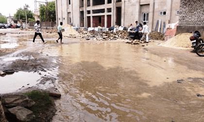यह जिला अस्पताल है या ताल-तलैया, मरीजों के साथ ही परिजनों की बढ़ रही है मुश्किलें