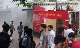 दिल्ली के मौलाना आजाद मेडिकल कॉलेज के हॉस्टल में लगी आग, मची अफरातफरी दिल्ली के मौलाना आजाद मेडिकल कॉलेज के हॉस्टल में लगी आग, मची अफरातफरी