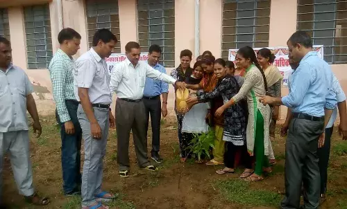 वृक्ष जन्म दिवस पर दीपक जलाकर की पूजा- अर्चना