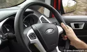 कार का स्टीयरिंग व्हील खराब होने से पहले देता है ये संकेत, नहीं दिया ध्यान तो हो सकता है नुकसान