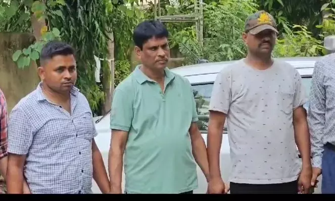 रिश्वत  और मंथली  के आरोप में वन विभाग के दो रेंजर और एक वनपाल गिरफ्तार