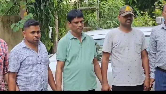 रिश्वत और मंथली के आरोप में वन विभाग के दो रेंजर और एक वनपाल गिरफ्तार रिश्वत और मंथली के आरोप में वन विभाग के दो रेंजर और एक वनपाल गिरफ्तार