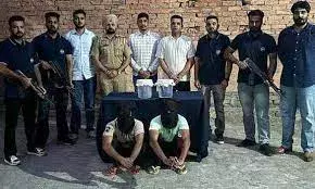 दो तस्कर गिरफ़्तार, भारी मात्रा में हेरोइन, हथियार बरामद अमृतसर में दो तस्कर गिरफ़्तार, भारी मात्रा में हेरोइन, हथियार बरामद