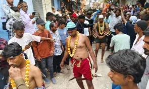 शांति और अक़ीदत के साथ निकले ताजिये, दिखाएं हैरतअंगेज अखाड़े