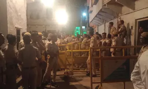 मांडल में निर्धारित समय पर क्रॉस नहीं कर पाये तो रोकना पड़ा ताजिये के जुलुस को, अब मंदिर के पट बंद होने पर ही रवाना होगा जुलूस मांडल में निर्धारित समय पर क्रॉस नहीं कर पाये तो रोकना पड़ा ताजिये के जुलुस को, अब मंदिर के पट बंद होने पर ही रवाना होगा जुलूस