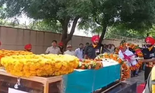 एक दिन पहले तिरंगे में पहुंचे शहीद, पैतृक गांवों में राजकीय सम्मान के साथ हुआ अंतिम संस्कार