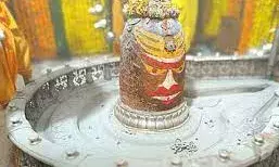 द्वादशी की भस्मारती में त्रिपुंड लगाकर सजे बाबा महाकाल, श्रृंगार के बाद भक्तों को दिए दर्शन द्वादशी की भस्मारती में त्रिपुंड लगाकर सजे बाबा महाकाल, श्रृंगार के बाद भक्तों को दिए दर्शन