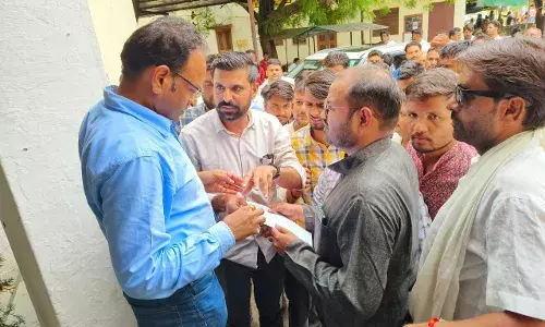 जहाजपुर प्रधान के निलंबन, बिजली कटौती व बढ़ती चोरी को लेकर एसडीएम को  सौंपा ज्ञापन