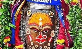 भस्मारती में देवी स्वरूप में सजे बाबा महाकाल, मस्तक पर लगाई बिंदिया और पहनाई गई नथनी भस्मारती में देवी स्वरूप में सजे बाबा महाकाल, मस्तक पर लगाई बिंदिया और पहनाई गई नथनी