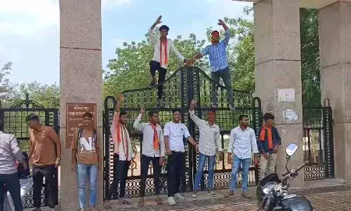 मांडलगढ़ में शिवचरण माथुर राजकीय महाविद्यालय के बाहर छात्रों ने गेट बंद कर किया प्रदर्शन
