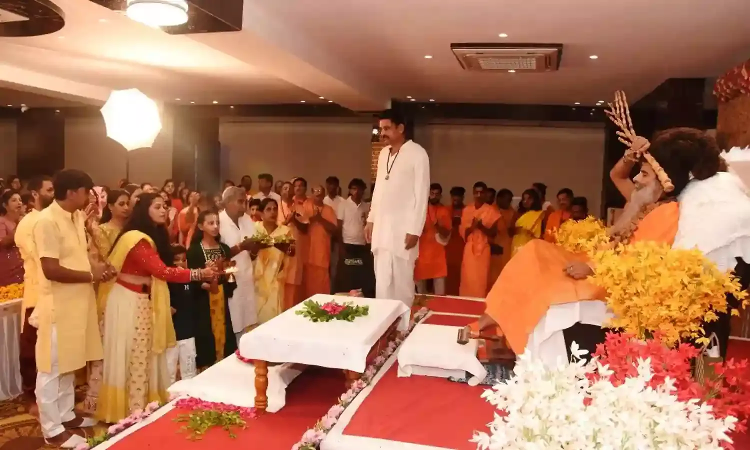 गुरु पूर्णिमा पर भक्तों ने लिया सदगुरु ऋतेश्वर महाराज का आशीर्वाद गुरु पूर्णिमा पर भक्तों ने लिया सदगुरु ऋतेश्वर महाराज का आशीर्वाद