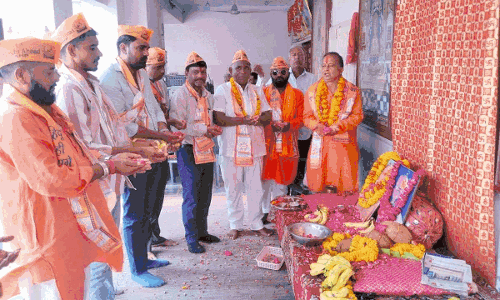 धर्मनगरी भीलवाड़ा में गुरु पूर्णिमा पर रही धूम, मंदिरों में लगा श्रद्धालुओं का तांता,गुरु का पूजन कर लिया आशीर्वाद धर्मनगरी भीलवाड़ा में गुरु पूर्णिमा पर रही धूम, मंदिरों में लगा श्रद्धालुओं का तांता,गुरु का पूजन कर लिया आशीर्वाद