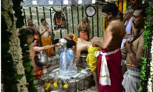 भगवान महाकाल के दर्शनों के लिए उमड़े श्रद्धालु भगवान महाकाल के दर्शनों के लिए उमड़े श्रद्धालु