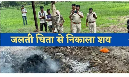 जलती चिता से बाहर निकाला महिला का अधजली लाश,  गायब थे दोनों पंजे ,  हत्या का आरोप
