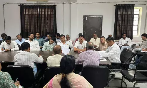 अधिकारियों और कर्मचारियों को अनुपस्थिति का कारण अब बोर्ड पर लिख कर जाना होगा