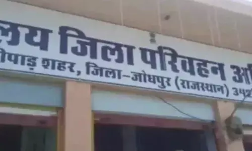 परिवहन कार्यालय के कनिष्ठ सहायक और यातायात सलाहकार 5 हजार रुपए रिश्वत लेते रंगे हाथों गिरफ्तार