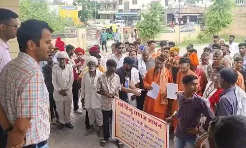 छौबावडी सगस जी आश्रम पर असामाजिक तत्वो के खिलाफ साधु संतों ने एसडीएम को सौंपा ज्ञापन छौबावडी सगस जी आश्रम पर असामाजिक तत्वो के खिलाफ साधु संतों ने एसडीएम को सौंपा ज्ञापन